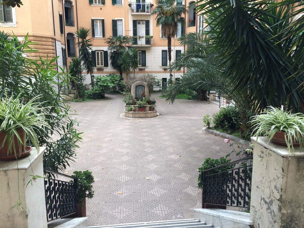 Come And Feel At In This Airy Three Bedrooms In Centre Appartamento Roma