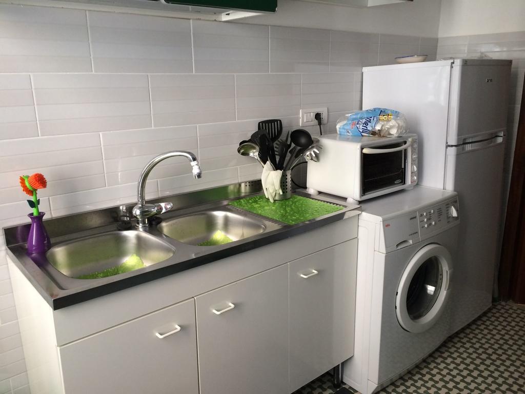Come And Feel At In This Airy Three Bedrooms In Centre *
