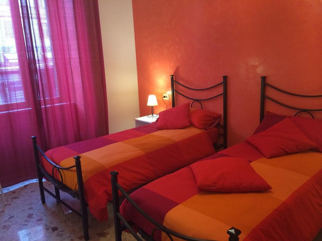 Come And Feel At In This Airy Three Bedrooms In Centre