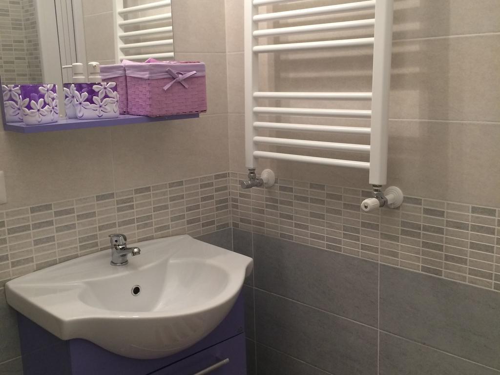Come And Feel At In This Airy Three Bedrooms In Centre Roma